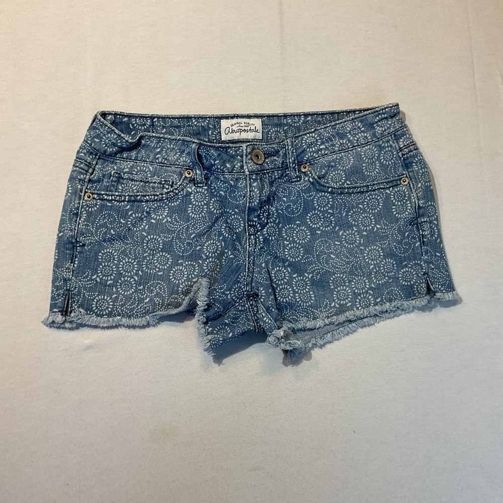 Aeropostal White Floral Design Pattern Jean‎ Shorts, Size 1/2 Bandana Shorty